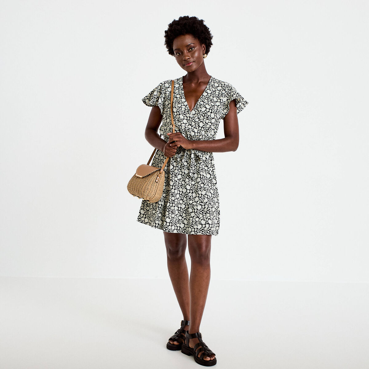 Robe courte &eacute;vas&eacute;e col v manches courtes noir femme