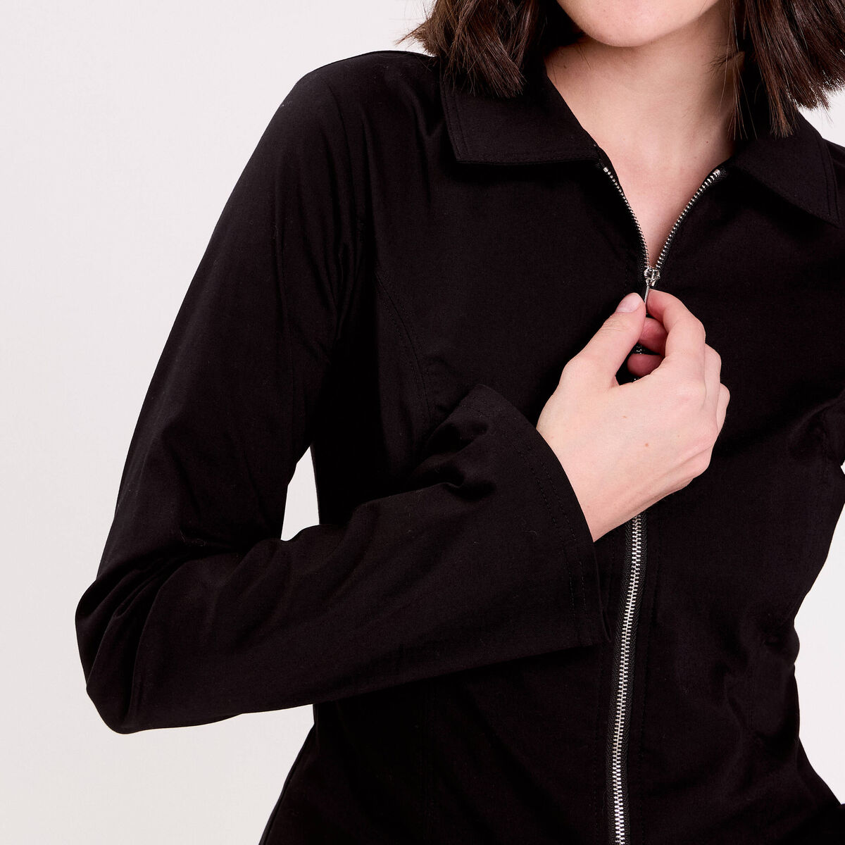 Chemise courte bas resserr&eacute; noir femme
