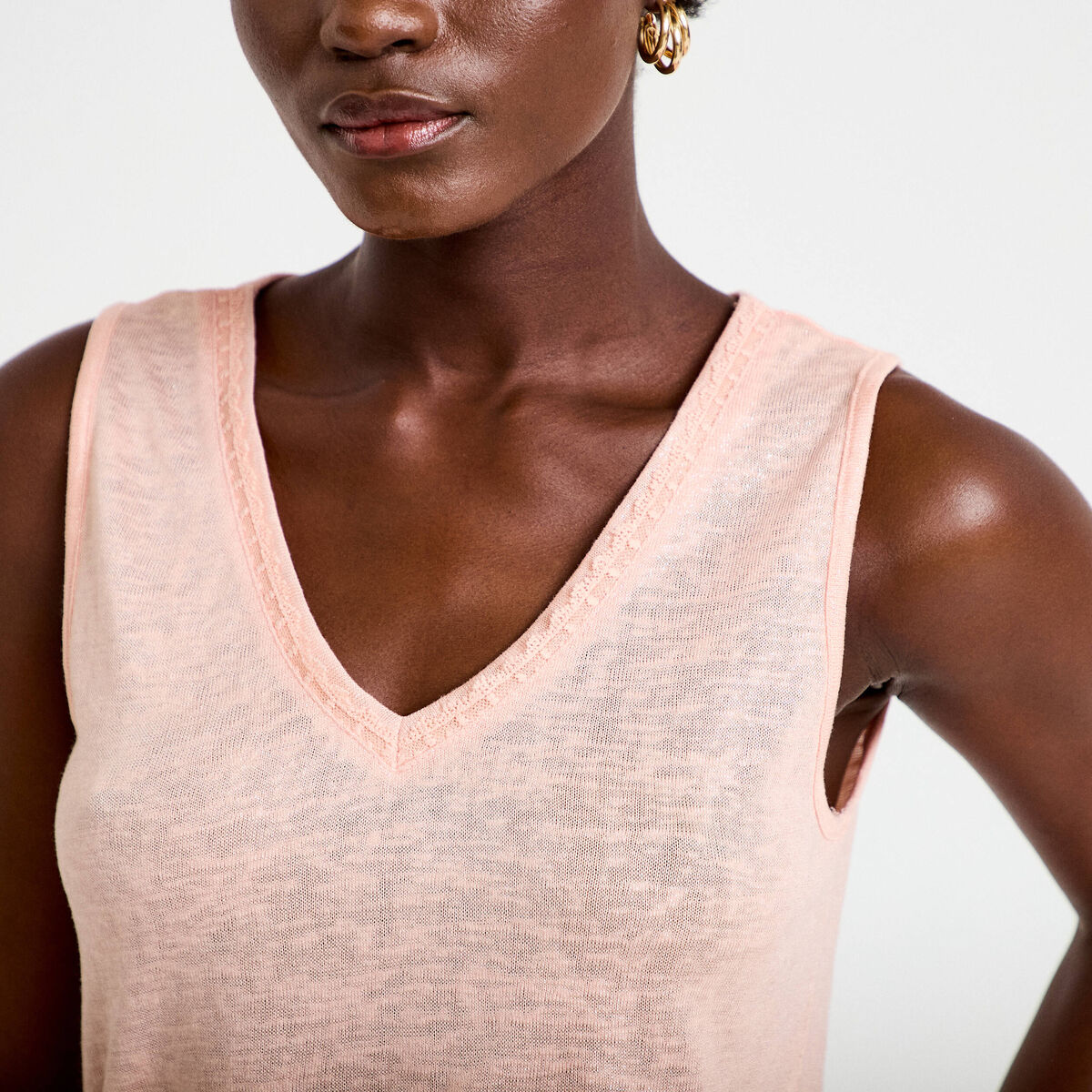 D&eacute;bardeur col v rose saumon femme