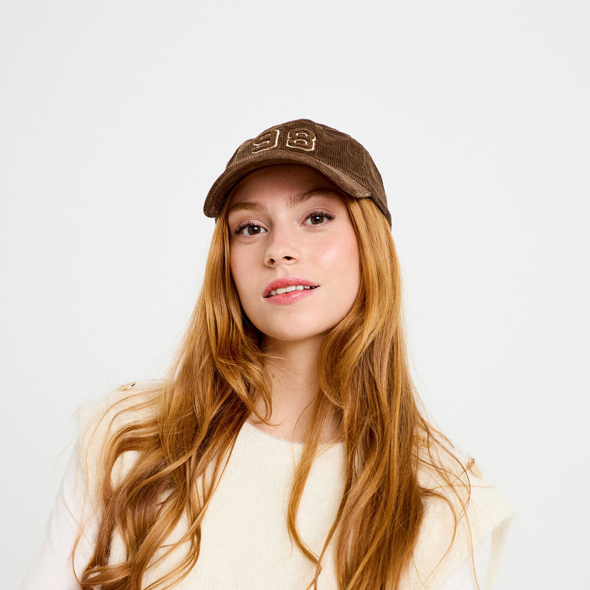Casquette en velours marron fonc&eacute; femme