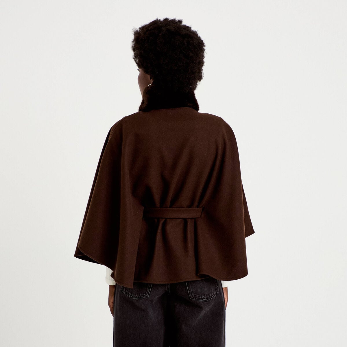 Poncho en fausse fourrure marron fonc&eacute; femme