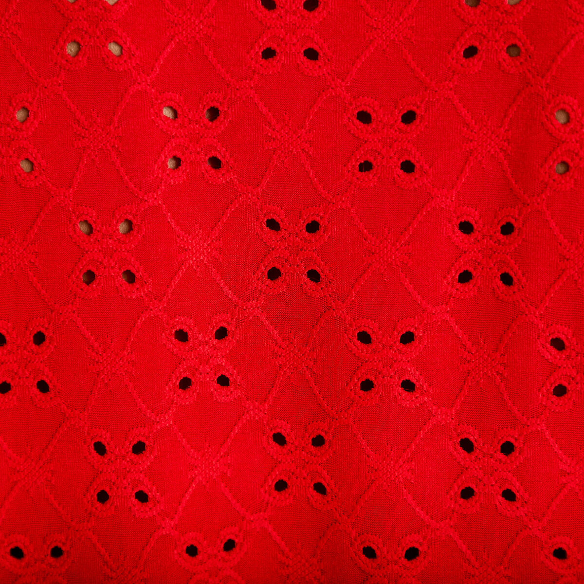 Blouse ajour&eacute;e col v manches courtes rouge femme