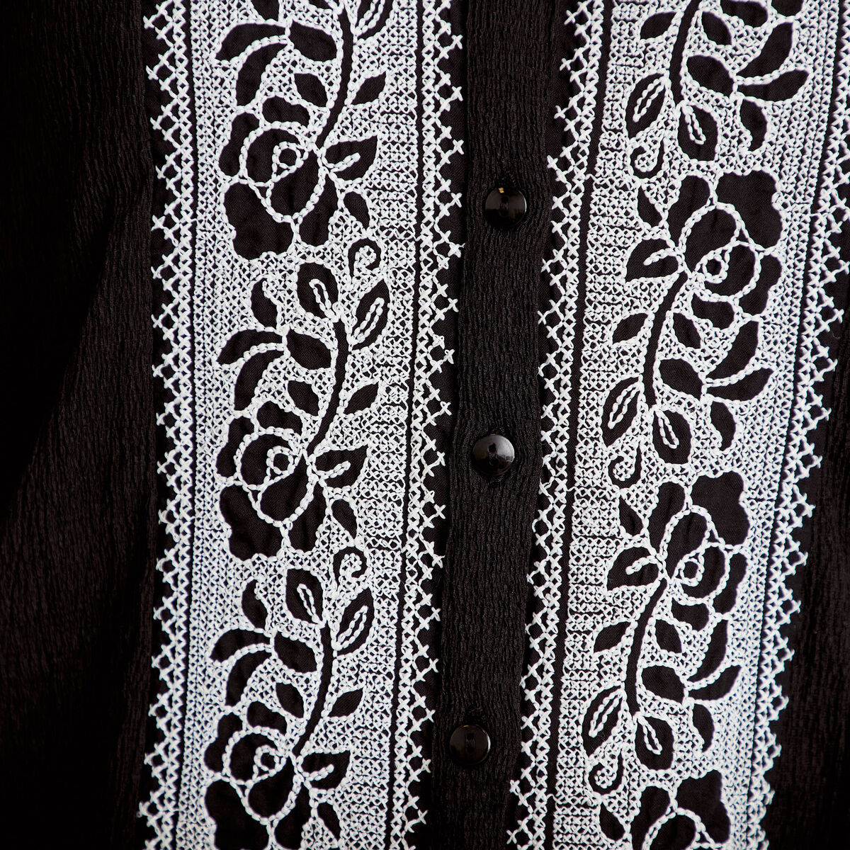 Blouse brod&eacute;e col tunisien noir femme