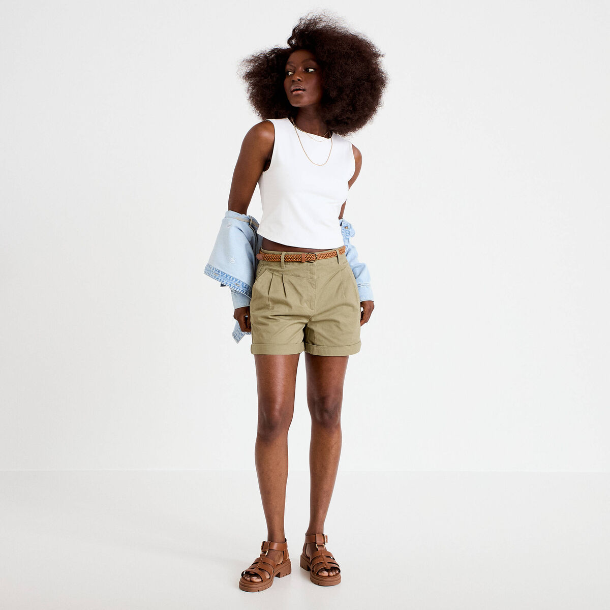 Short chino ceintur&eacute; vert femme