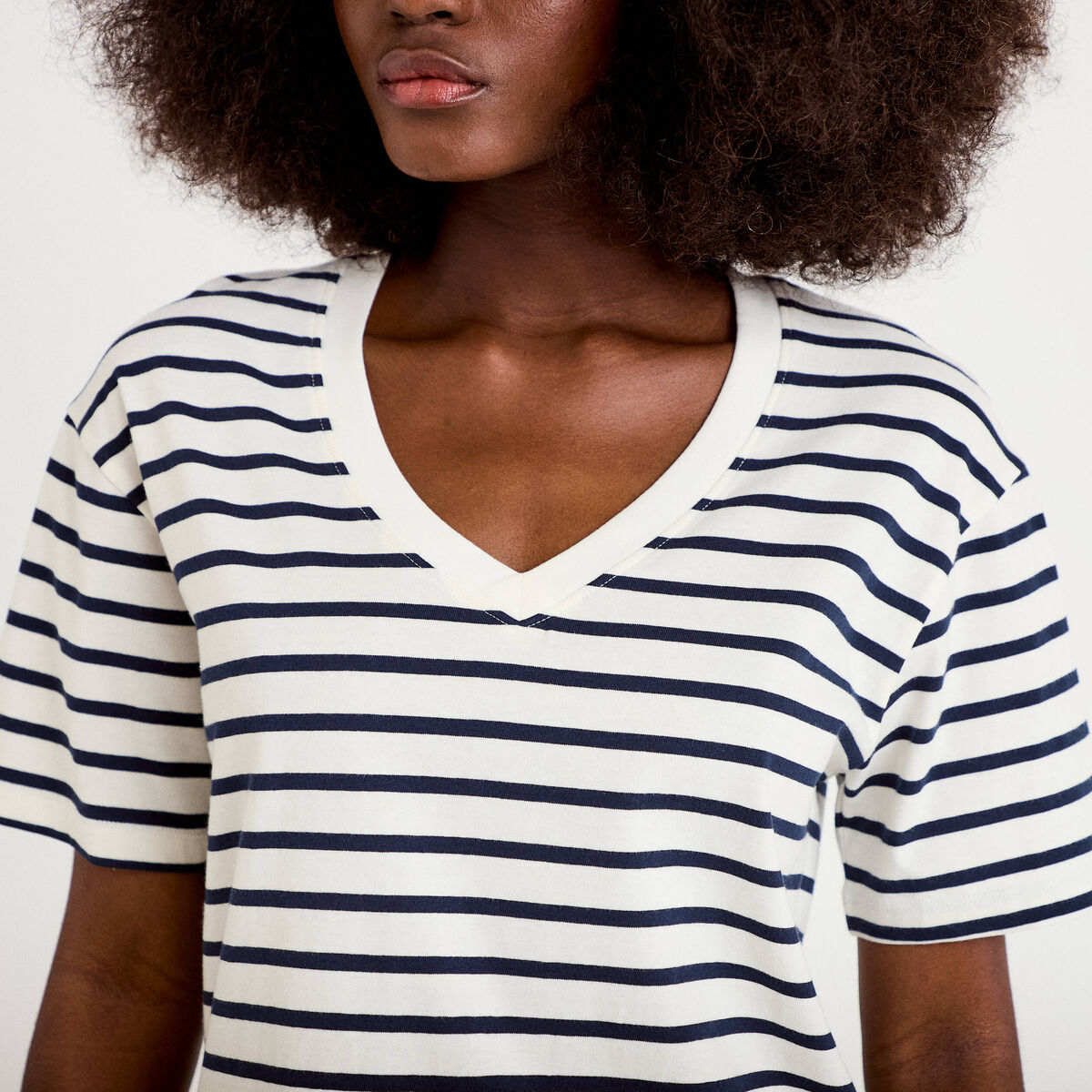 T-shirt col v manches courtes bleu fonc&eacute; femme