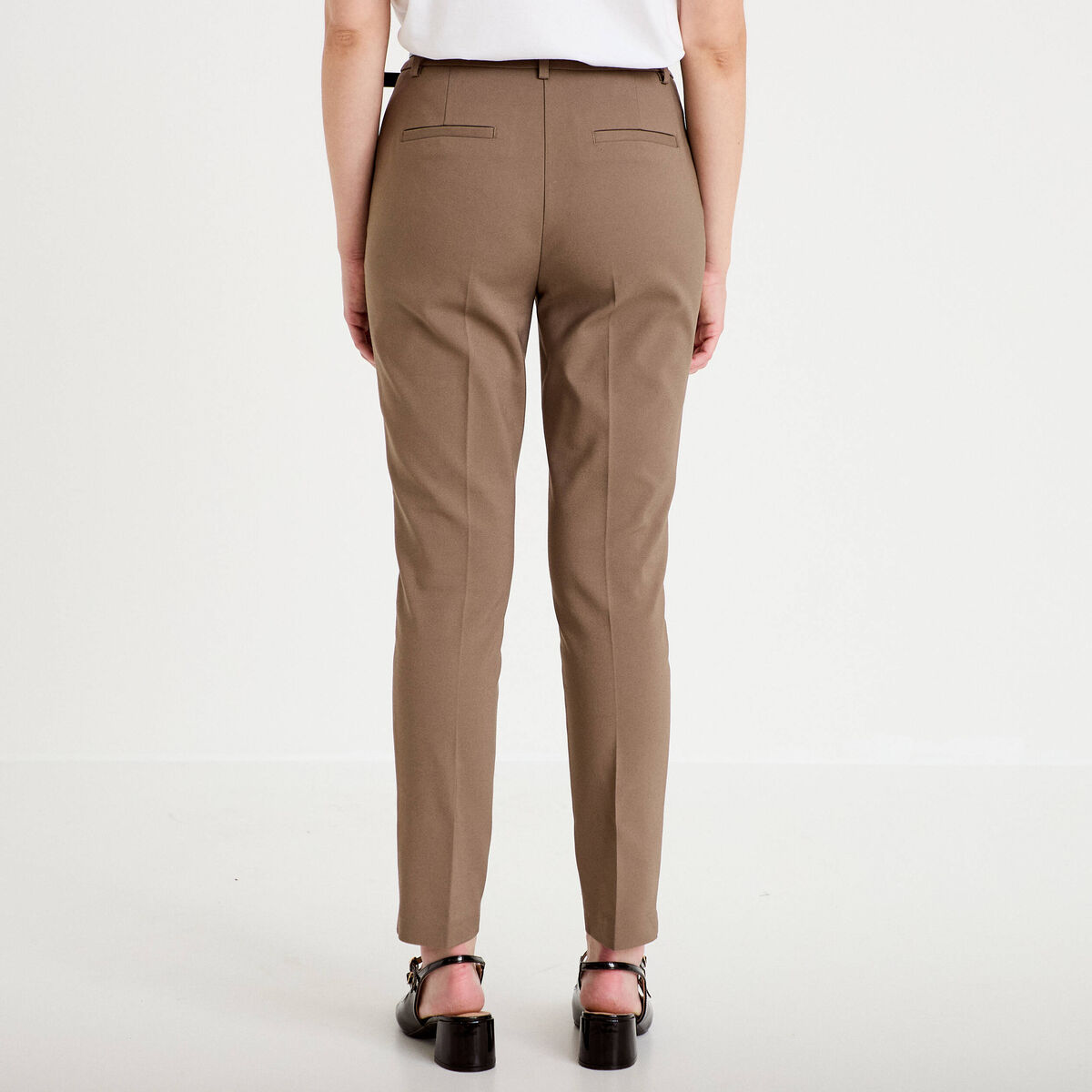 Pantalon cigarette ceintur&eacute; taupe femme