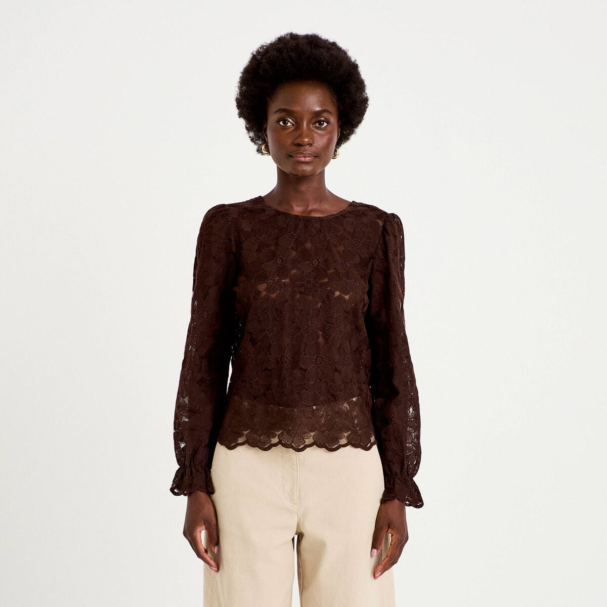 Blouse droite col v en dentelle marron fonc&eacute; femme