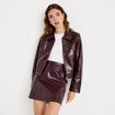 Jupe droite courte en similicuir violet fonc&eacute; femme