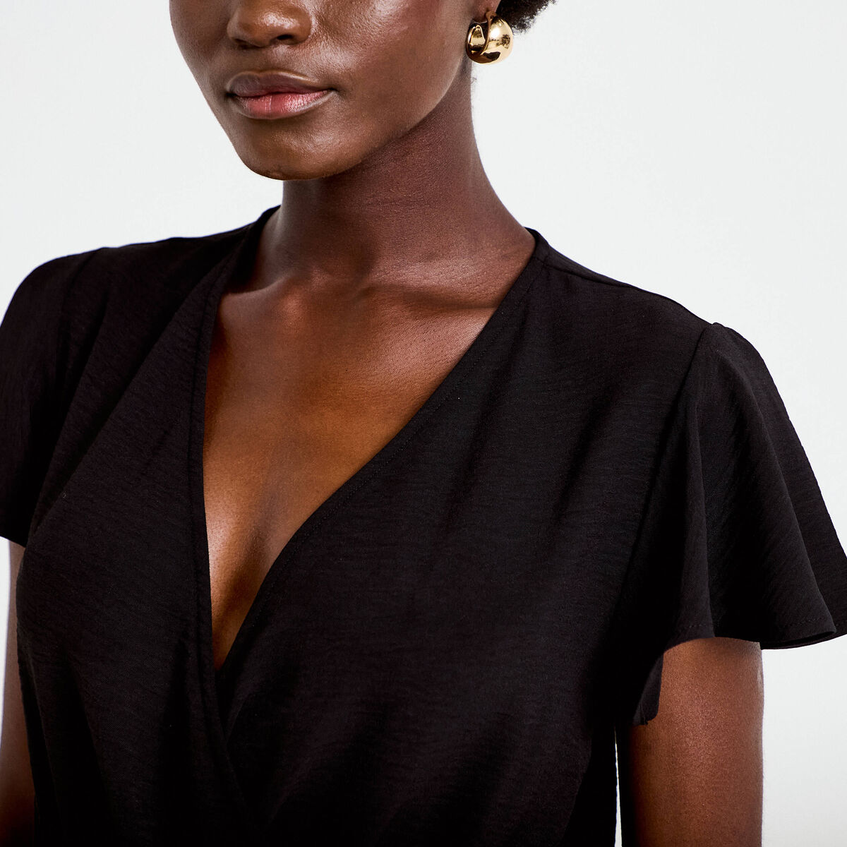 Robe courte &eacute;vas&eacute;e col v manches courtes noir femme