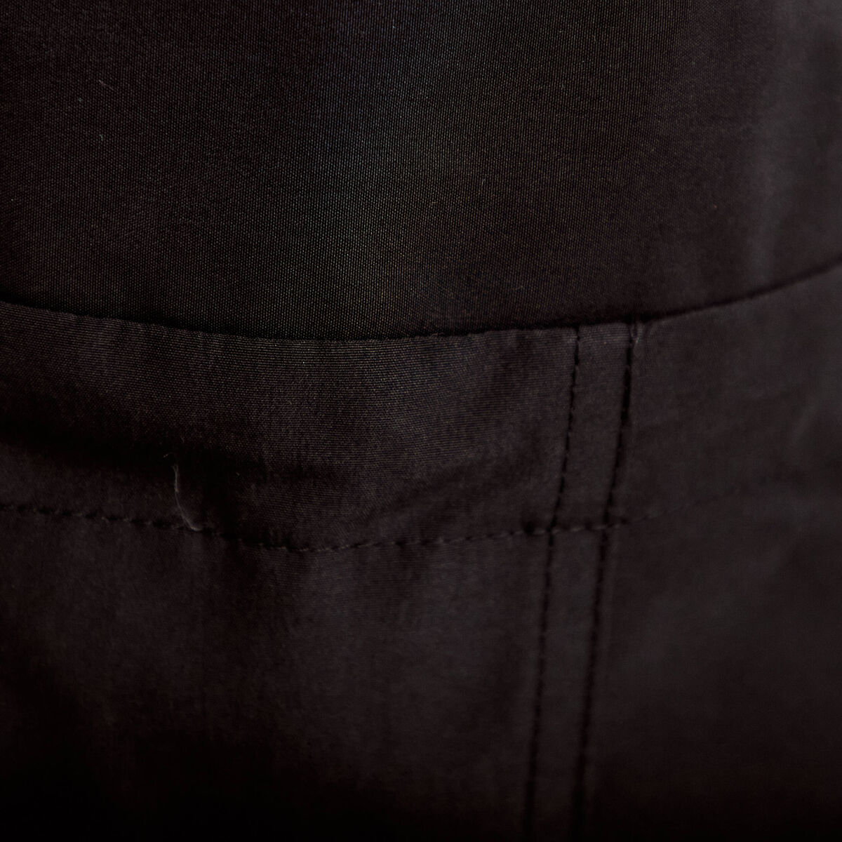 Veste courte bas resserr&eacute; &agrave; capuche noir femme