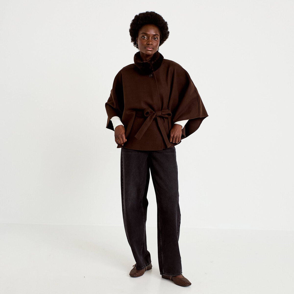 Poncho en fausse fourrure marron fonc&eacute; femme