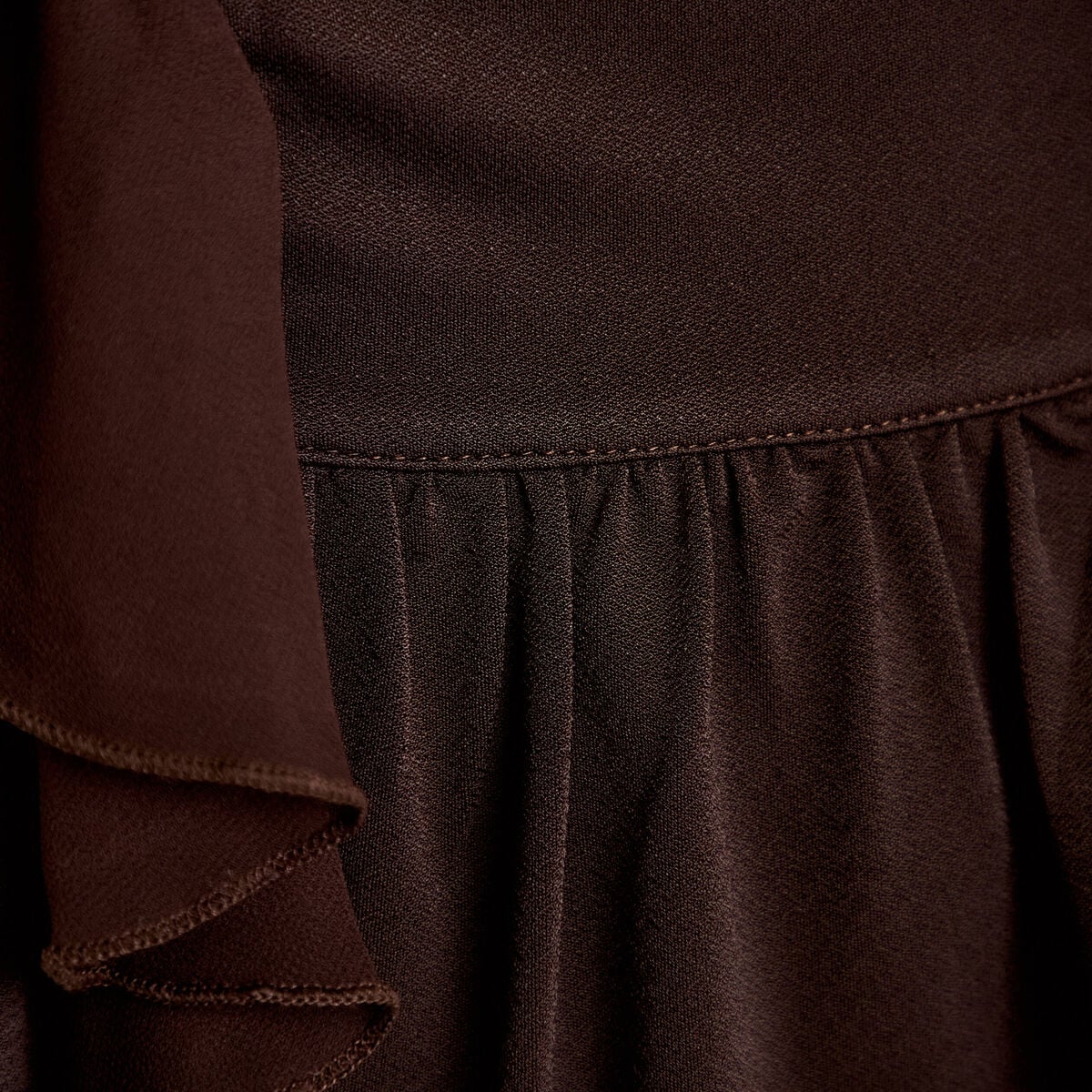 Blouse d&eacute;collet&eacute; voile manches courtes marron fonc&eacute; femme