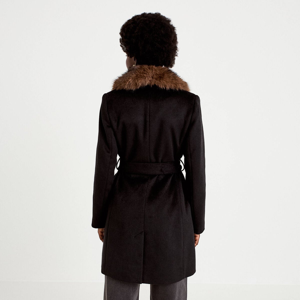 Manteau cintr&eacute; col ch&acirc;le manches longues noir femme