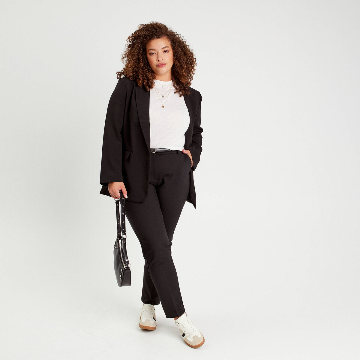 Pantalon cigarette ceintur&eacute; noir femme