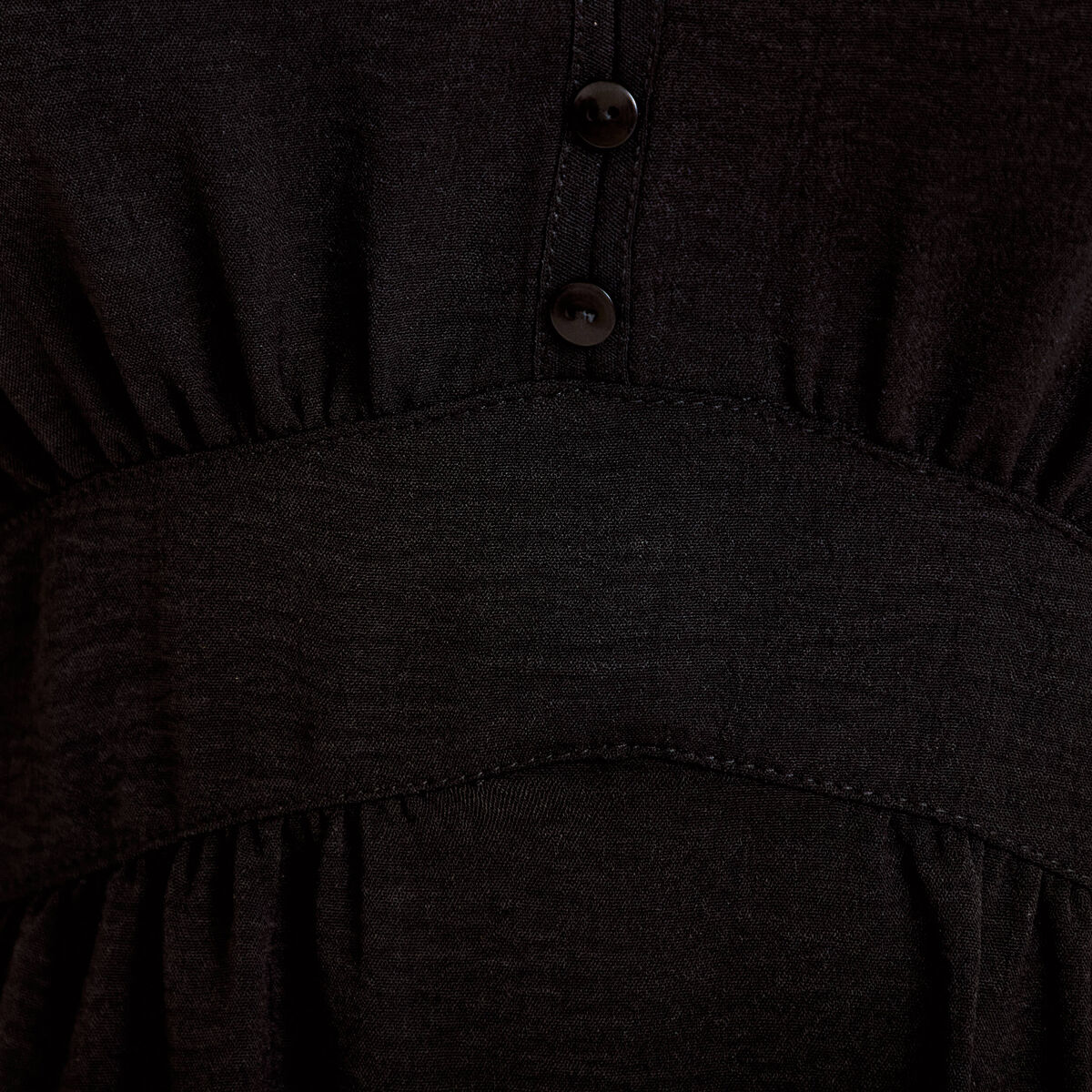 Robe courte &eacute;vas&eacute;e col v manches courtes noir femme