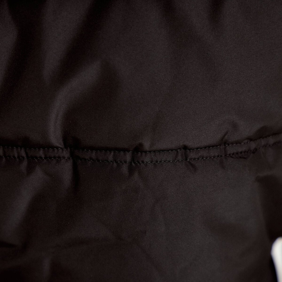 Doudoune cintr&eacute;e &agrave; capuche noir femme