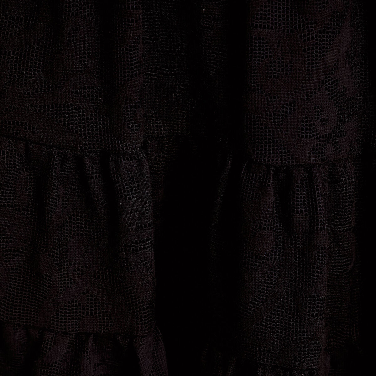 Robe courte &eacute;vas&eacute;e en dentelle col v noir femme