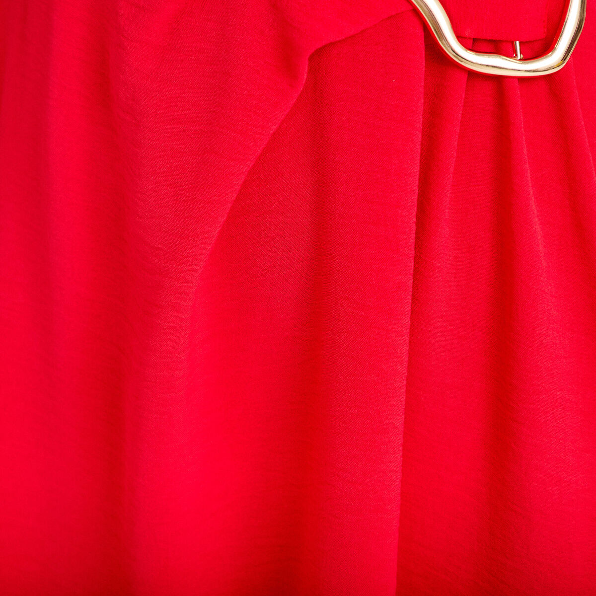 Robe courte &eacute;vas&eacute;e col v manches courtes rouge femme