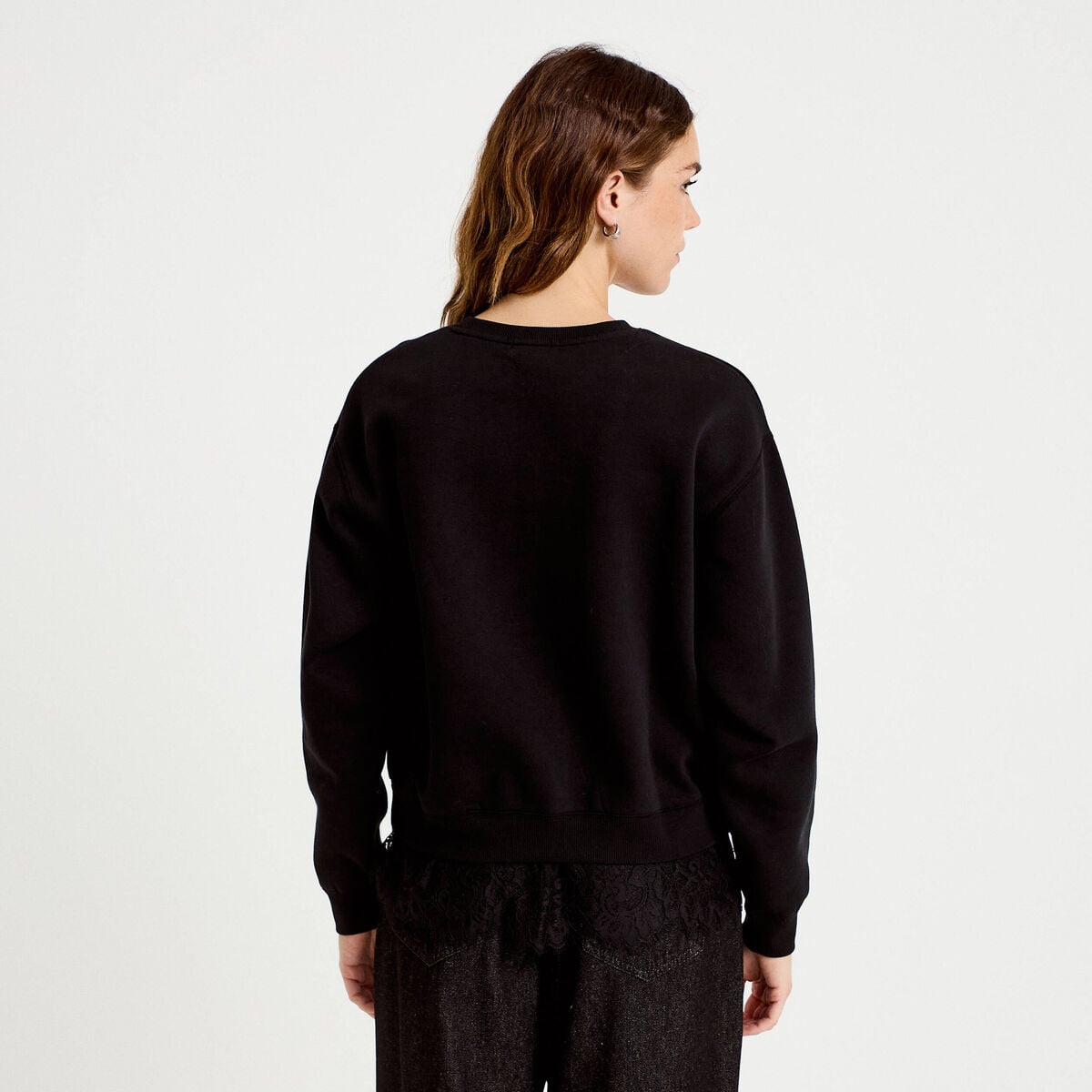 Sweat droit col rond d&eacute;tail dentelle noir femme