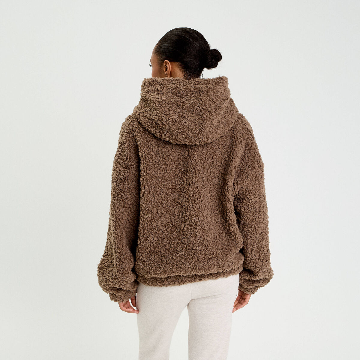 Veste bas resserr&eacute; &agrave; capuche marron femme