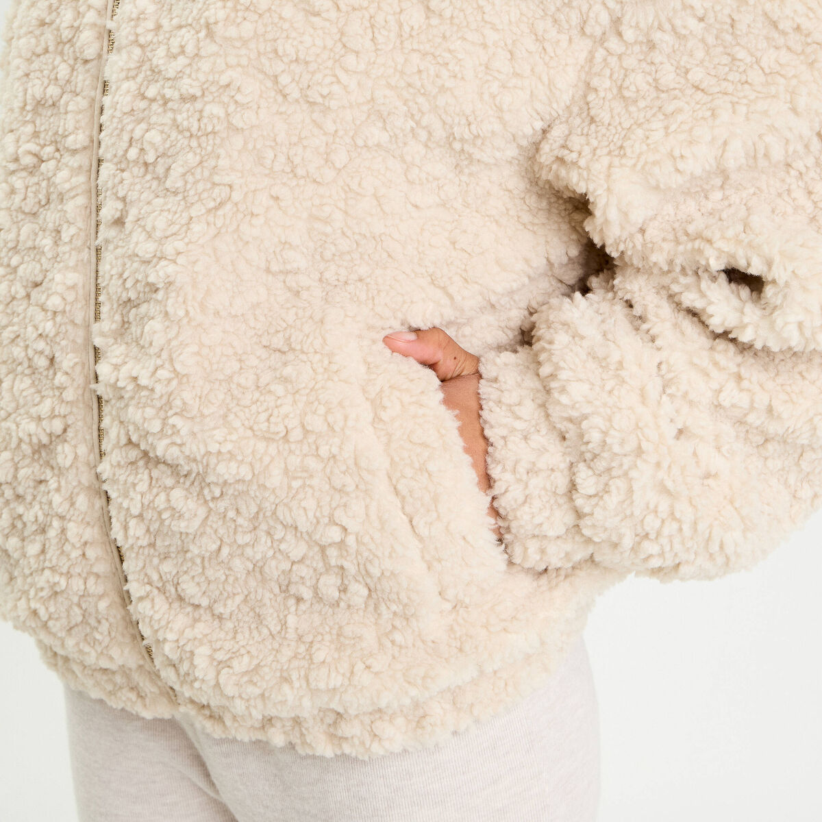 Veste bas resserr&eacute; &agrave; capuche ecru femme