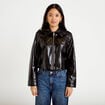 Veste droite cropped en similicuir noir femme