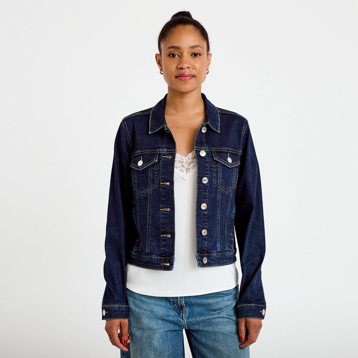 Veste cintr&eacute;e en jean col classique denim brut femme