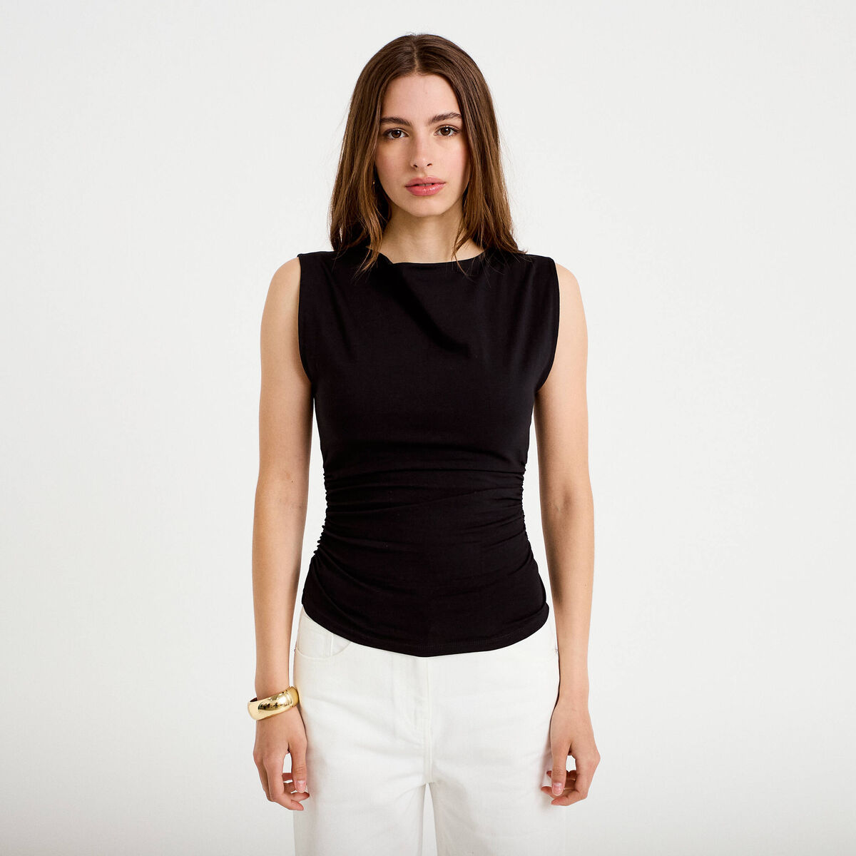 T-shirt ajust&eacute; col bateau sans manches noir femme