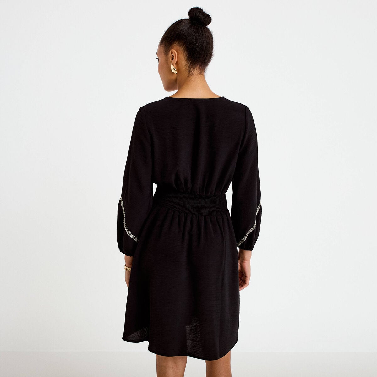 Robe courte &eacute;vas&eacute;e col v manches 3/4 noir femme
