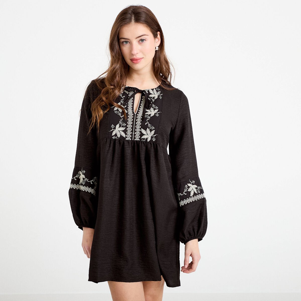 Robe brod&eacute;e en cr&ecirc;pe noir femme