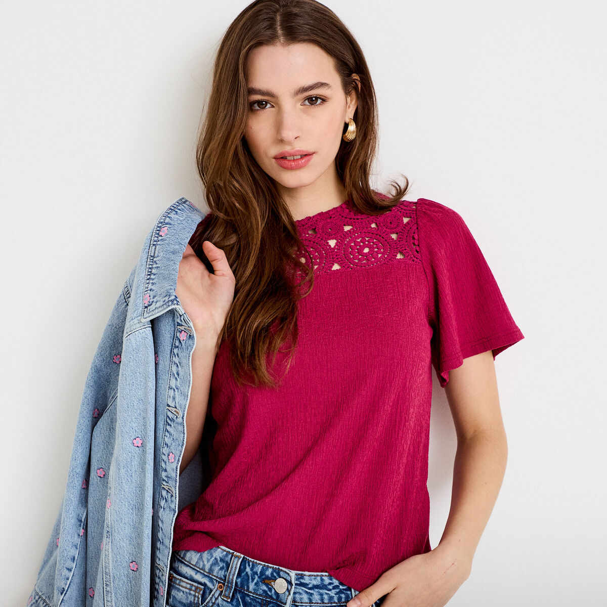 T-shirt manches courtes aspect dentelle rouge femme