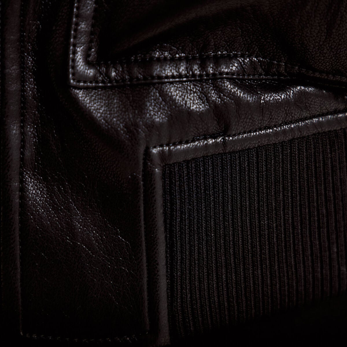 Bomber ajust&eacute; cropped similicuir noir femme