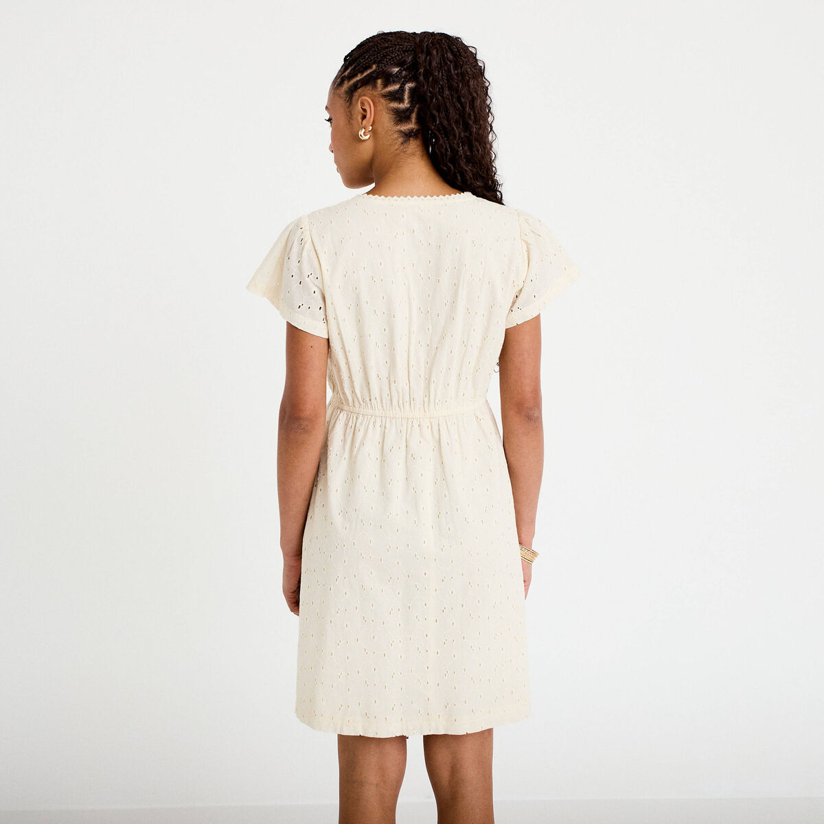 Robe courte &eacute;vas&eacute;e d&eacute;collet&eacute; brod&eacute;e ecru femme