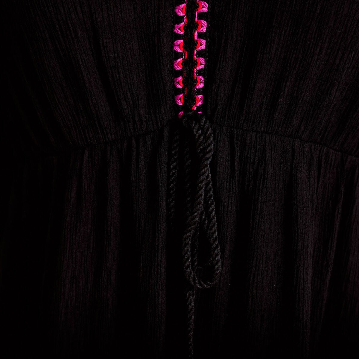 Robe &eacute;vas&eacute;e cr&ecirc;pe col v manches courtes noir femme
