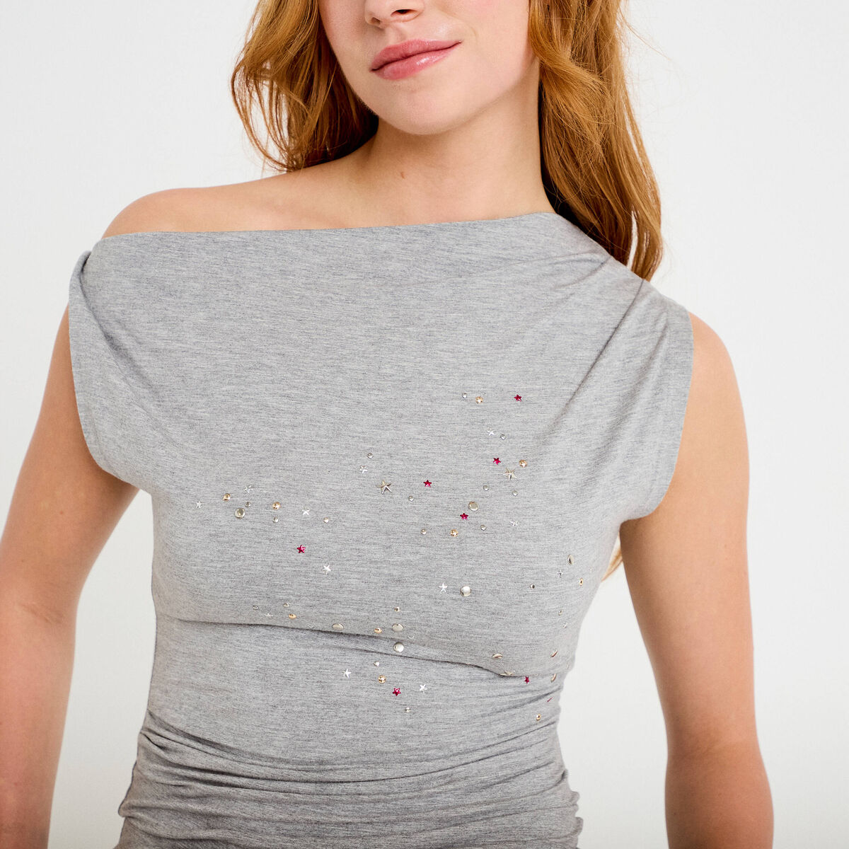 Top ajust&eacute; sans manches col bateau gris clair femme