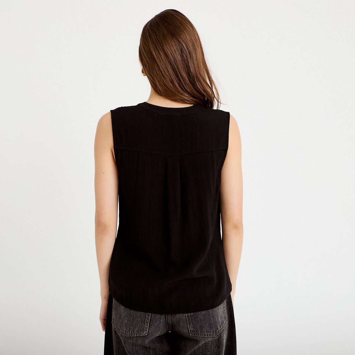 Blouse sans manches col tunisien pliss&eacute; noir femme