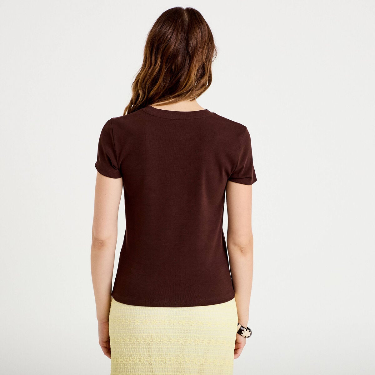 T-shirt c&ocirc;tel&eacute; ajust&eacute; manches courtes marron fonc&eacute; femme