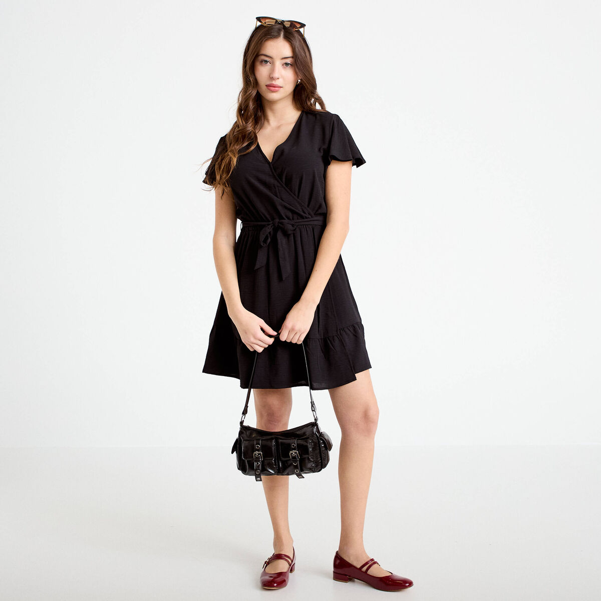 Robe courte &eacute;vas&eacute;e col v manches courtes noir femme