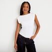 T-shirt ajust&eacute; col bateau sans manches blanc femme