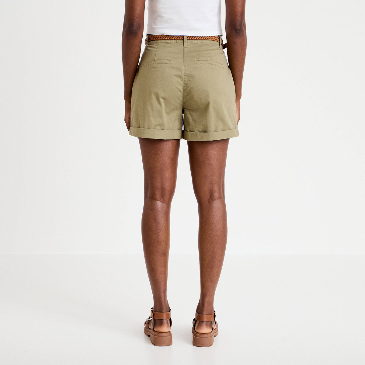 Short chino ceintur&eacute; vert femme