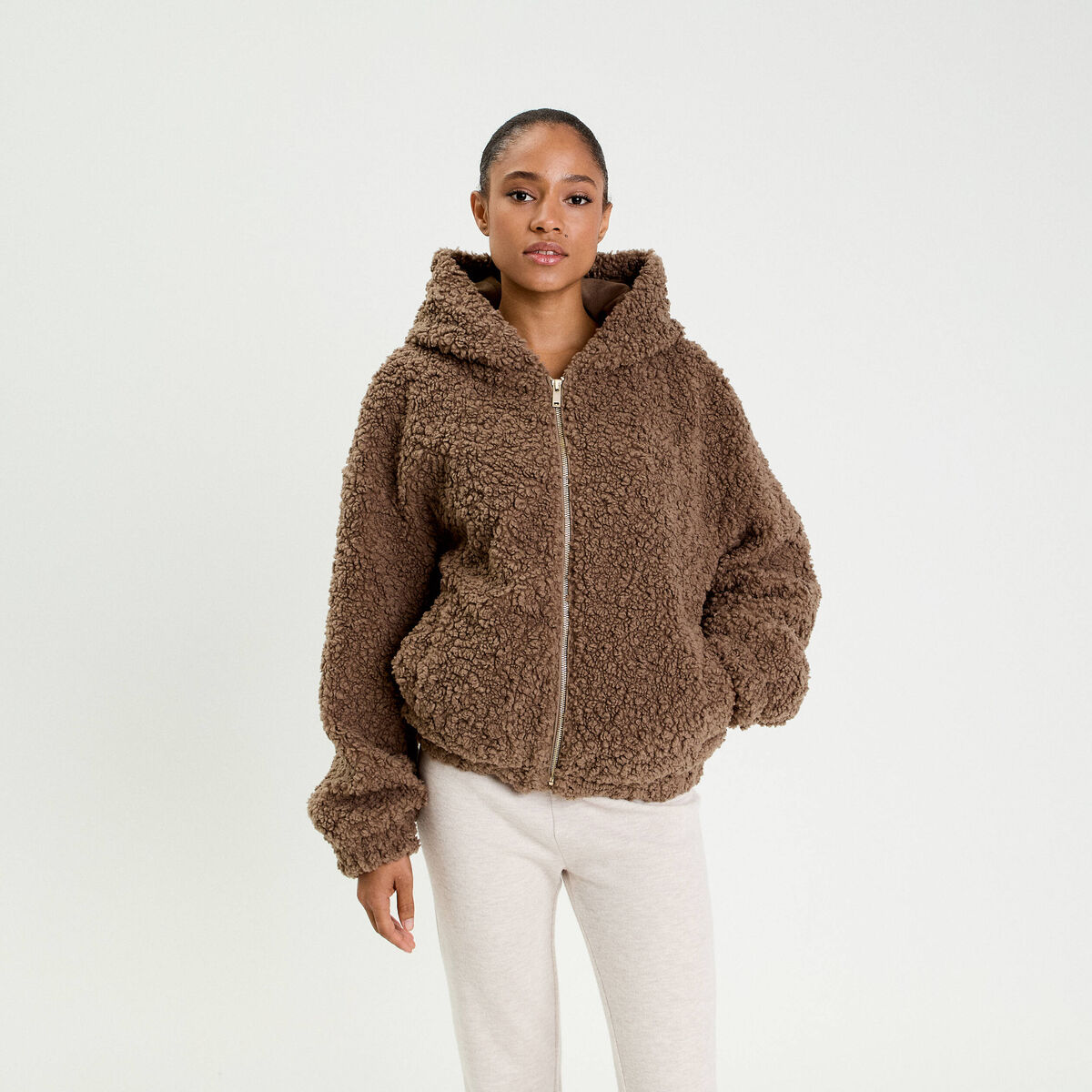 Veste bas resserr&eacute; &agrave; capuche marron femme