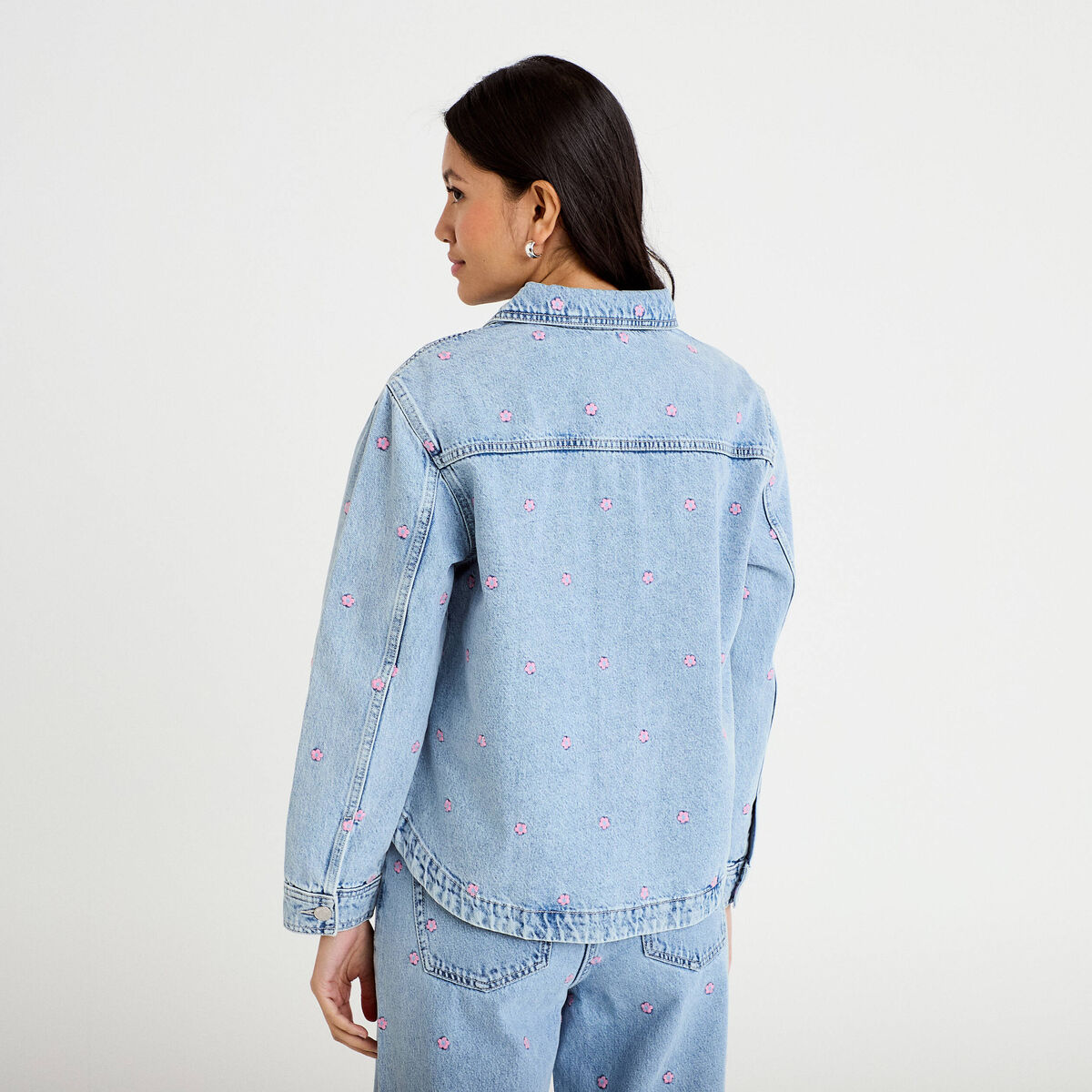 Surchemise denim broderies fleurs bleu fonc&eacute; femme