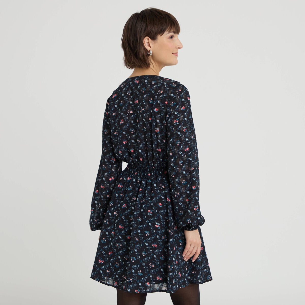 Robe courte &eacute;vas&eacute;e col v manches longues noir femme