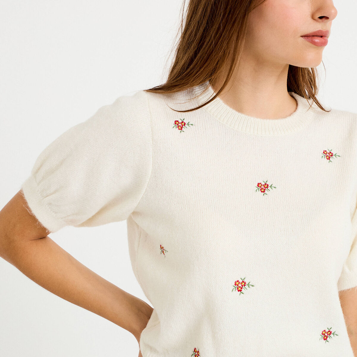 Pull col rond manches courtes brod&eacute; ecru femme