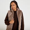 Veste courte ajust&eacute;e sans manches taupe femme