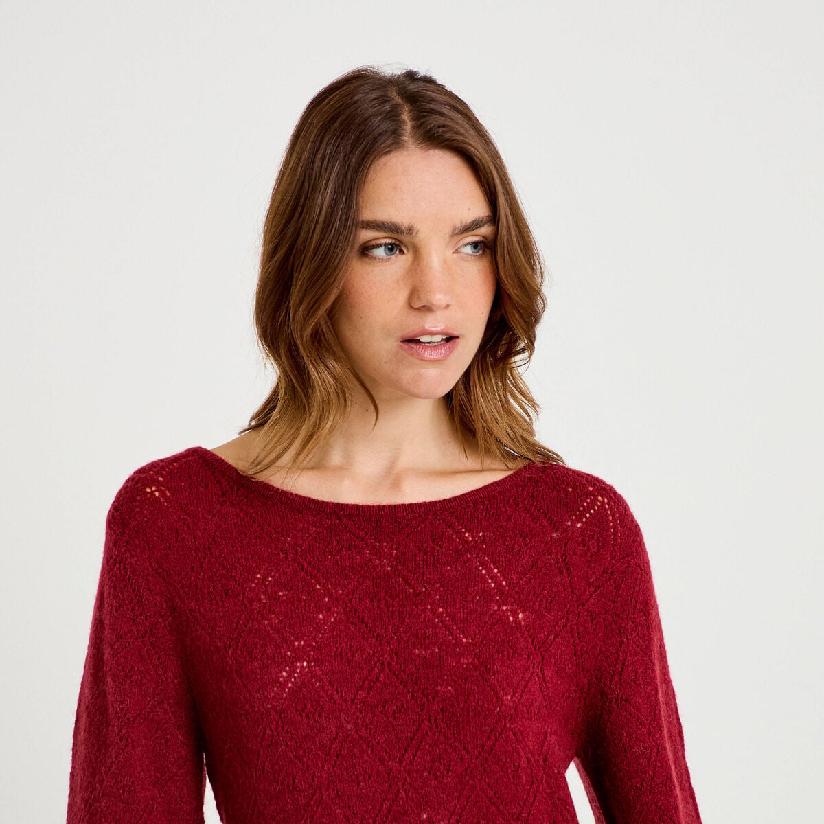 Pull ajour&eacute; col bateau manches longues rouge fonc&eacute; femme