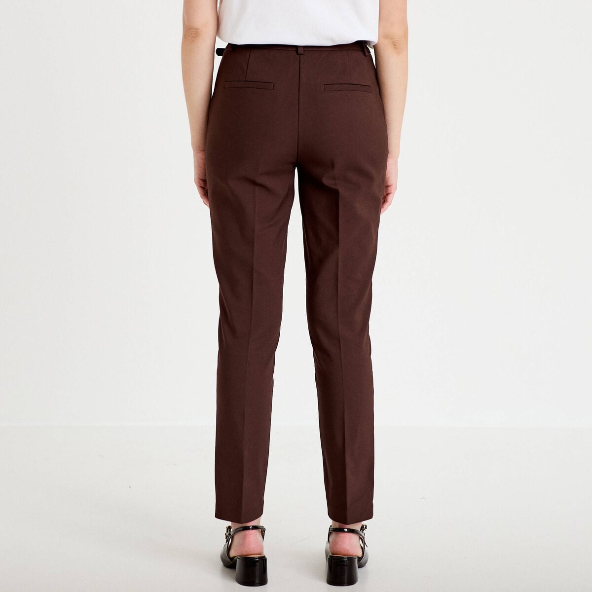 Pantalon cigarette ceintur&eacute; marron fonc&eacute; femme