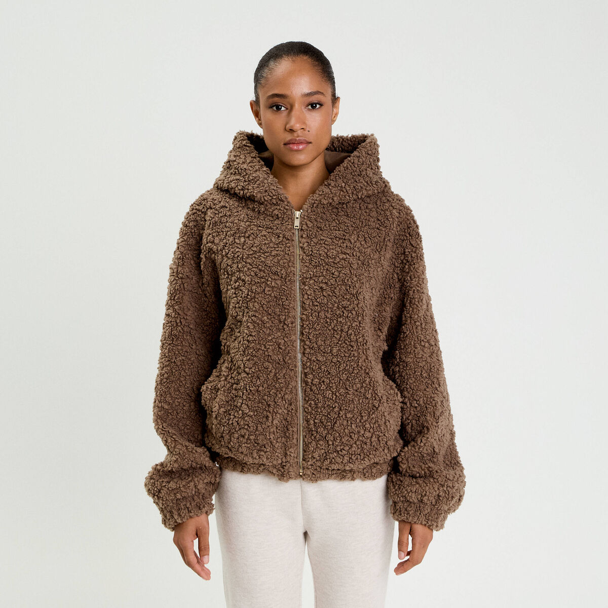 Veste bas resserr&eacute; &agrave; capuche marron femme