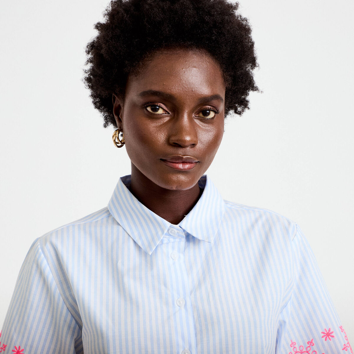 Chemise brod&eacute;e manches courtes bleu ciel femme