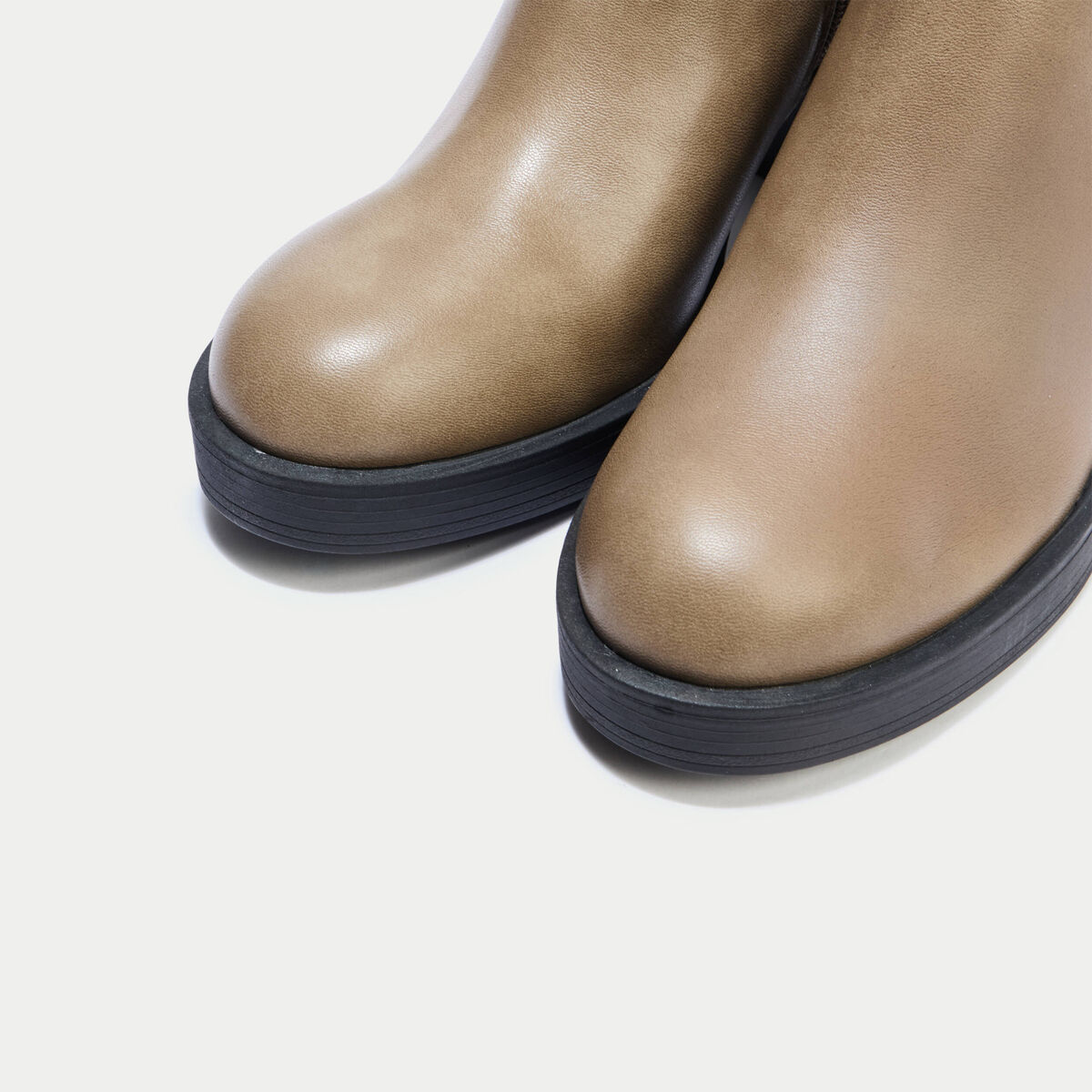 Bottines &agrave; talon taupe femme